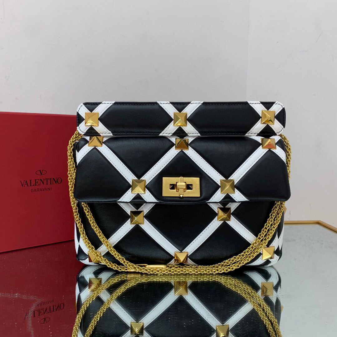 발렌티노 가라바니 로만 스터드 여자가방