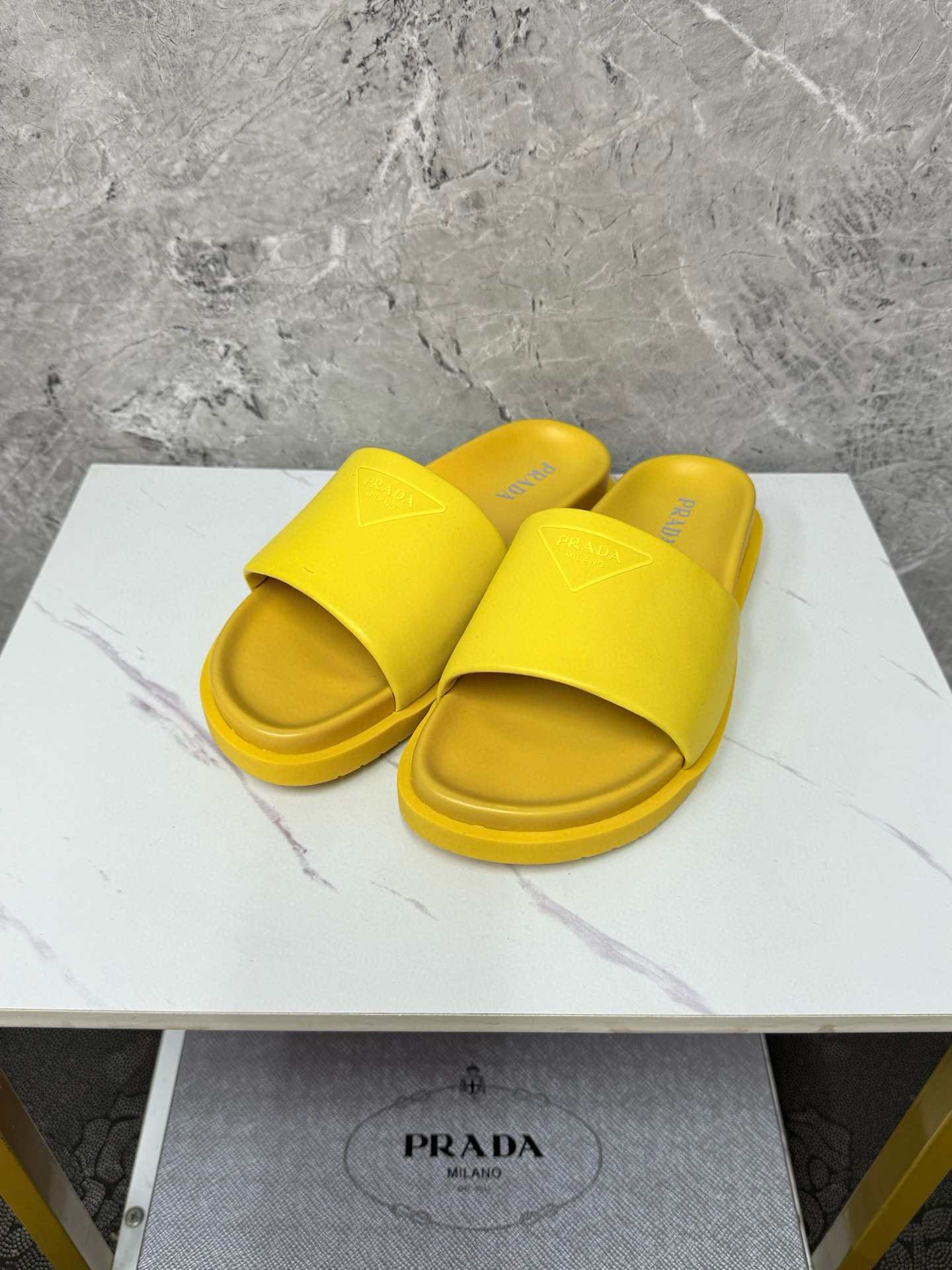 프라다 남자 슬리퍼