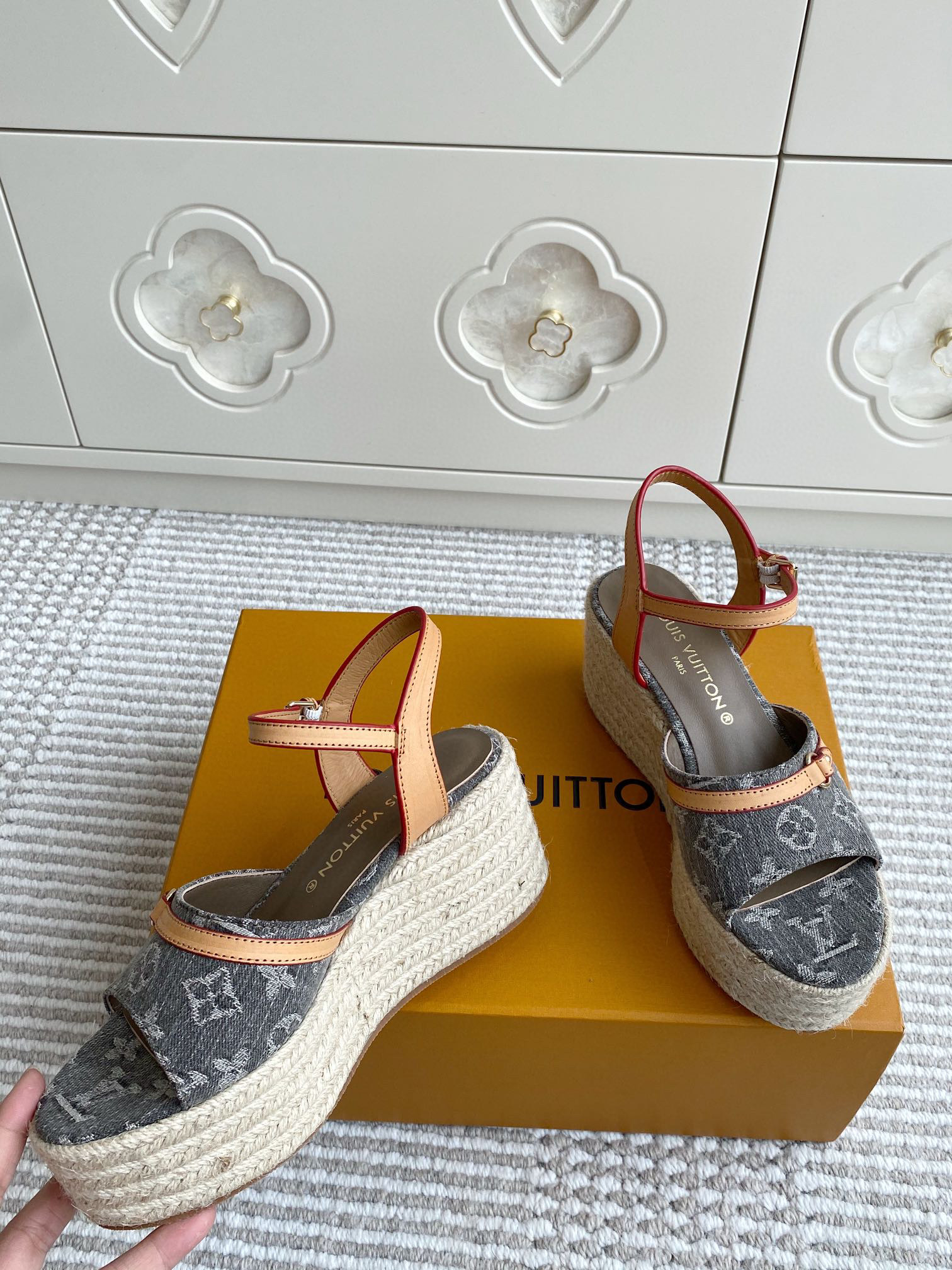 루이비통 여자 샌들 7.5cm