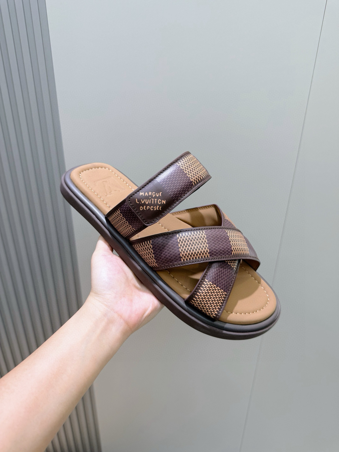 루이비통 남자 슬리퍼