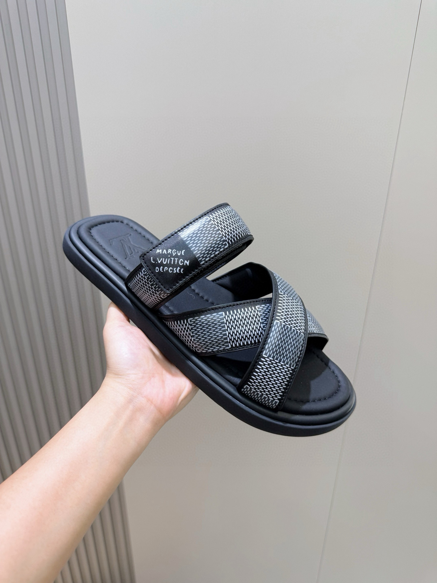 루이비통 남자 슬리퍼