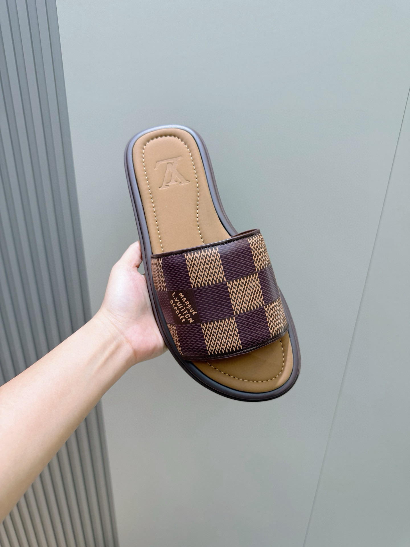 루이비통 남자 슬리퍼