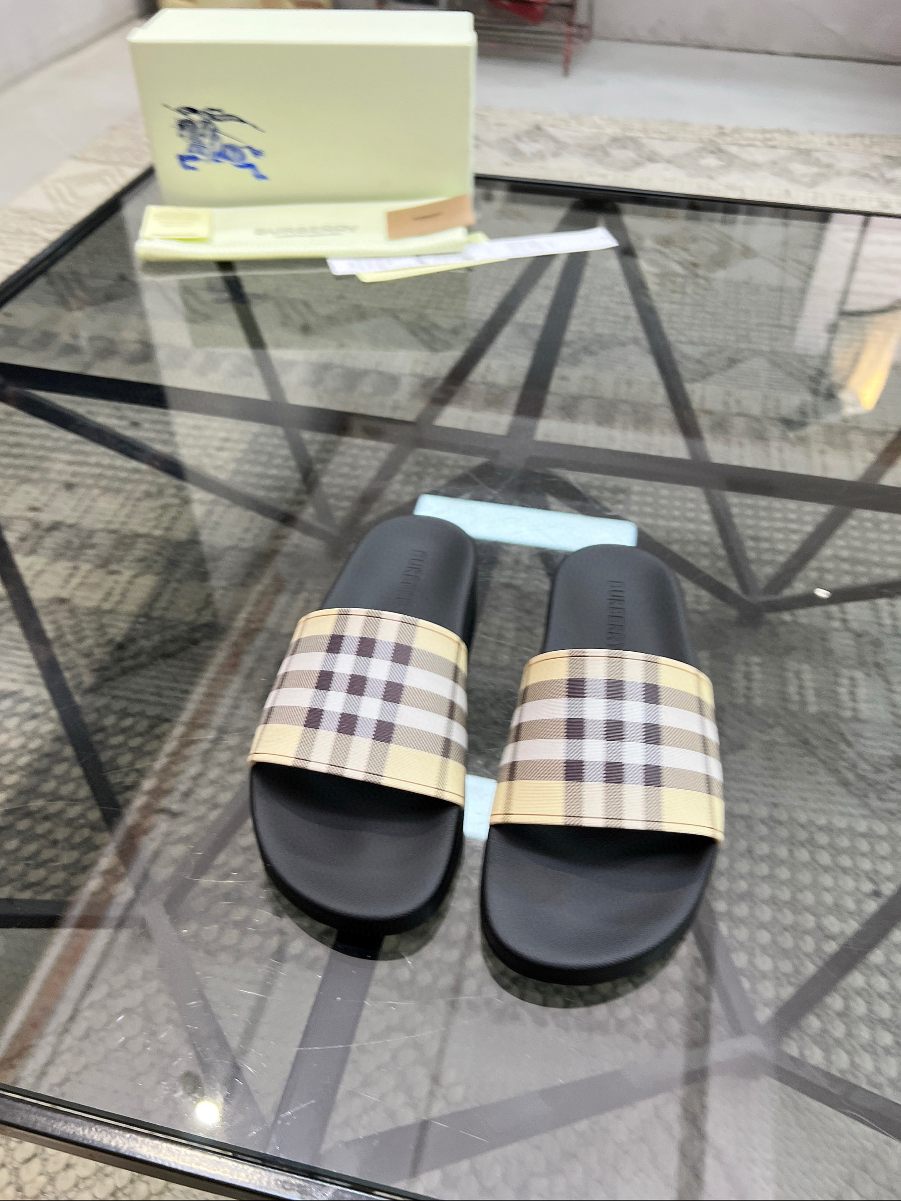 버버리 남녀공용 슬리퍼