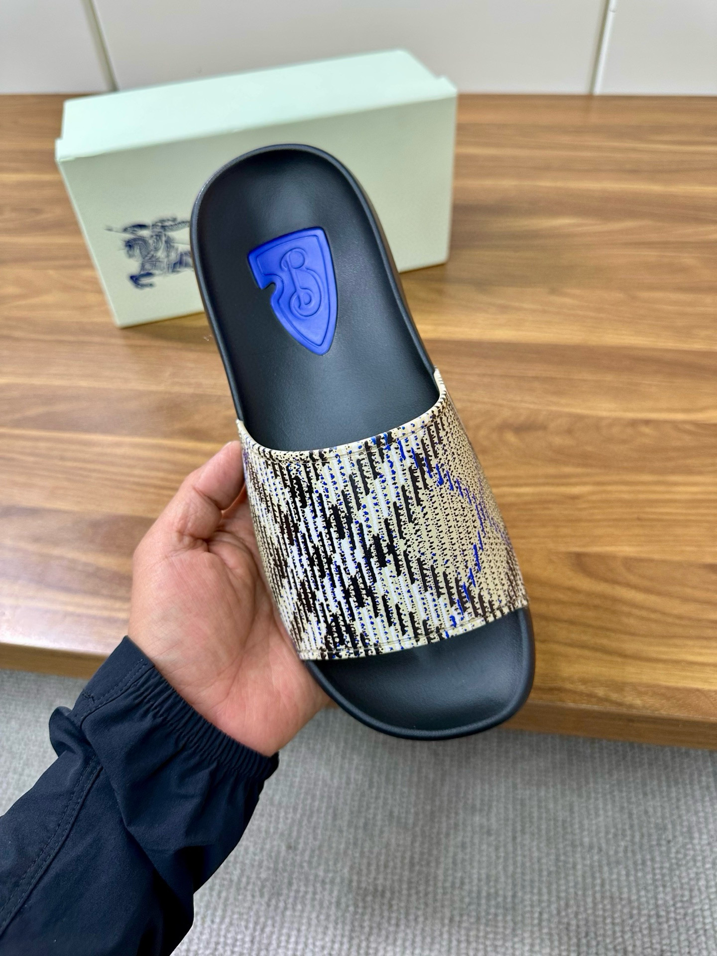 버버리 남자 슬리퍼