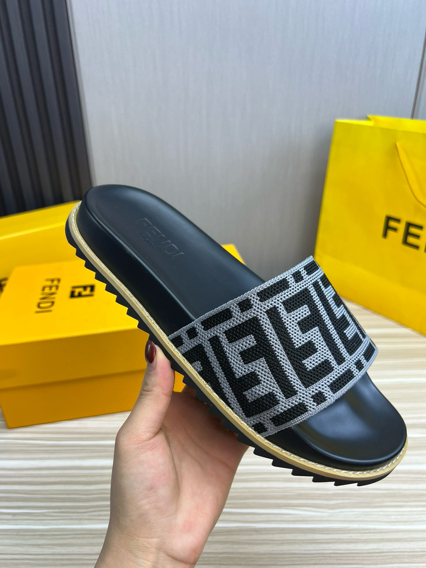 펜디 남자 슬리퍼