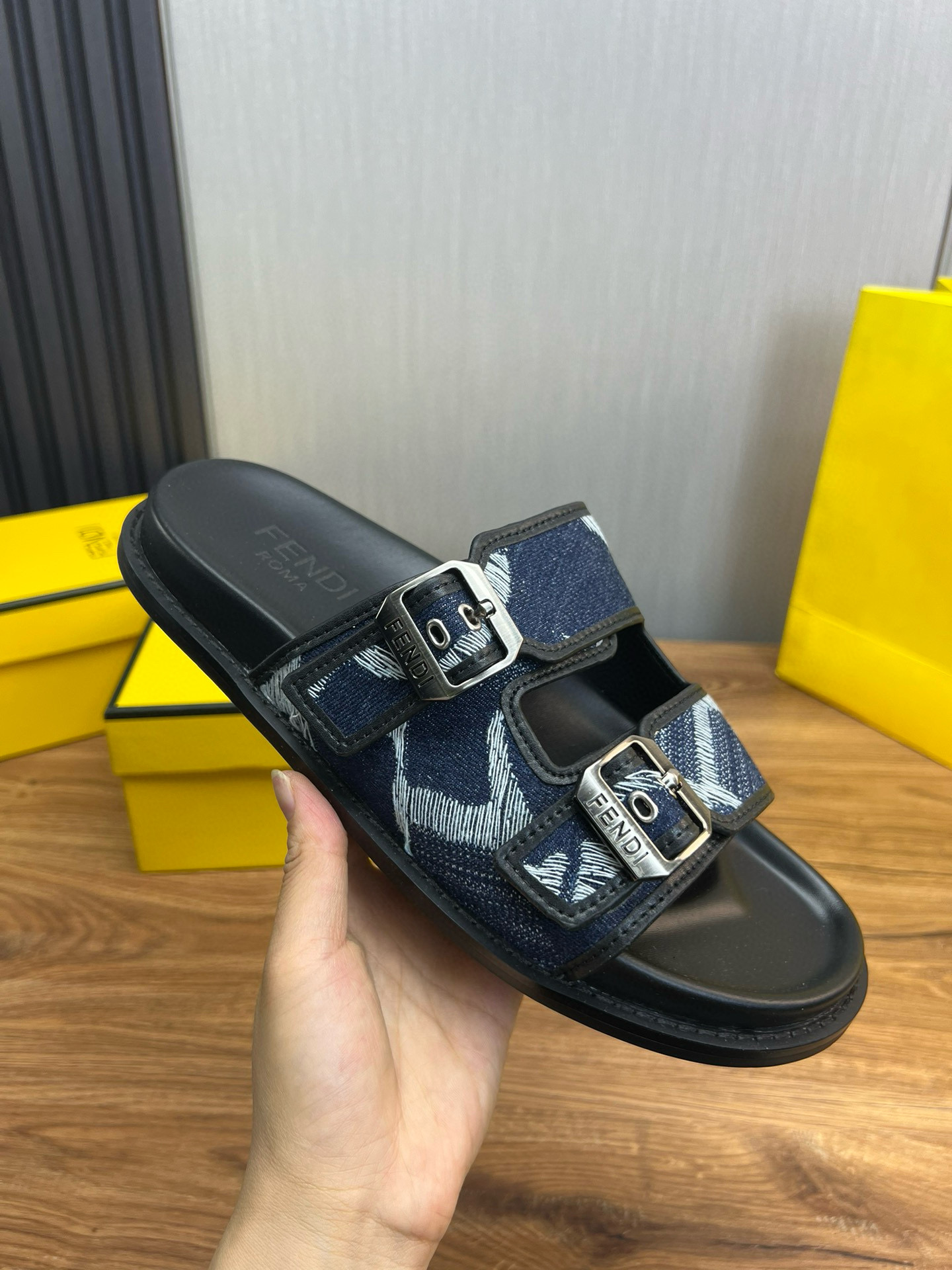 펜디 남자 슬리퍼