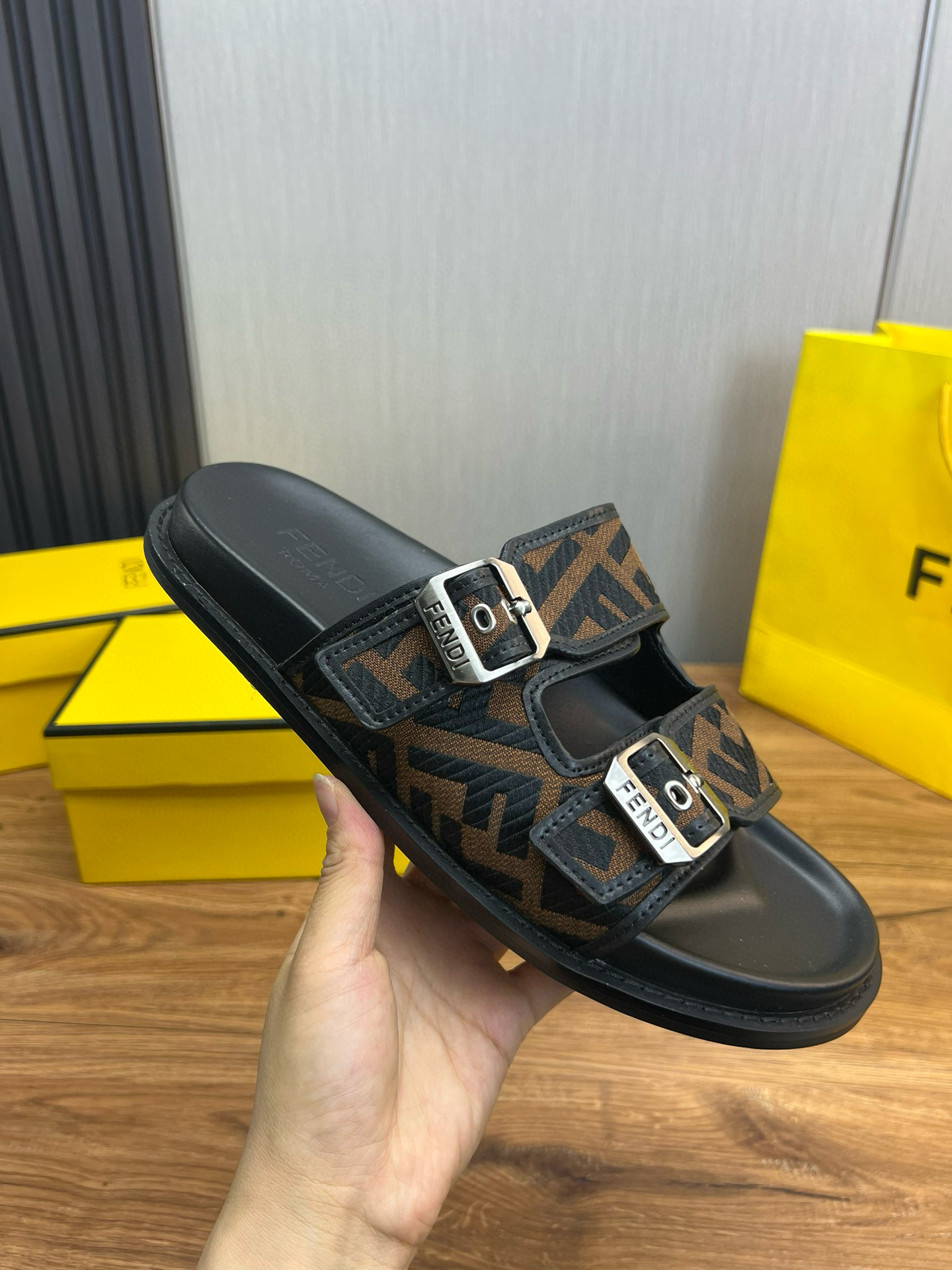 펜디 남자 슬리퍼