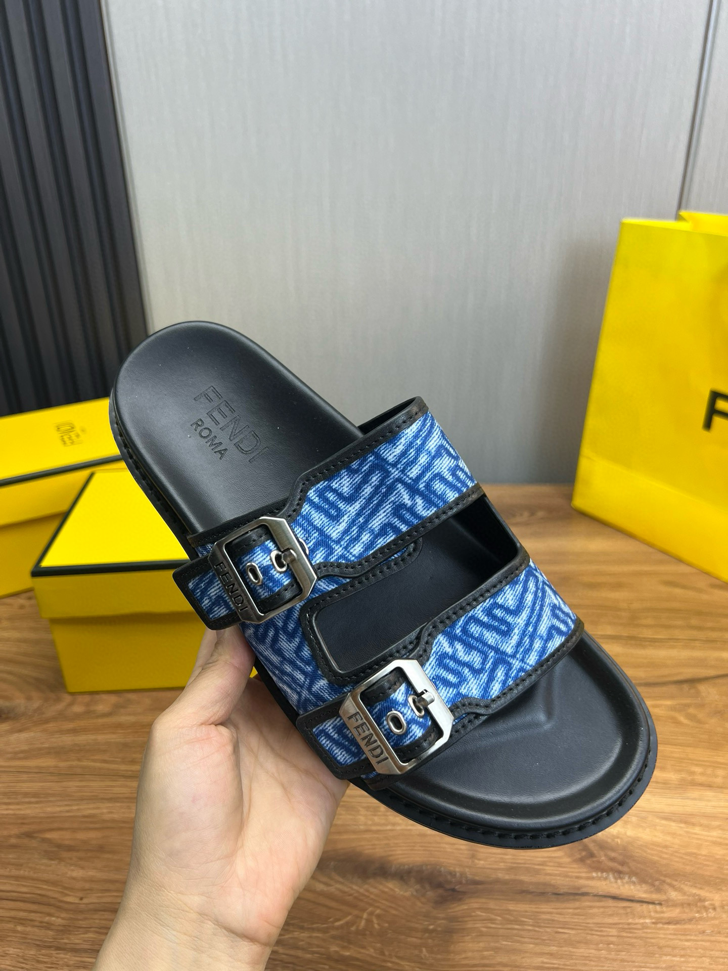 펜디 남자 슬리퍼