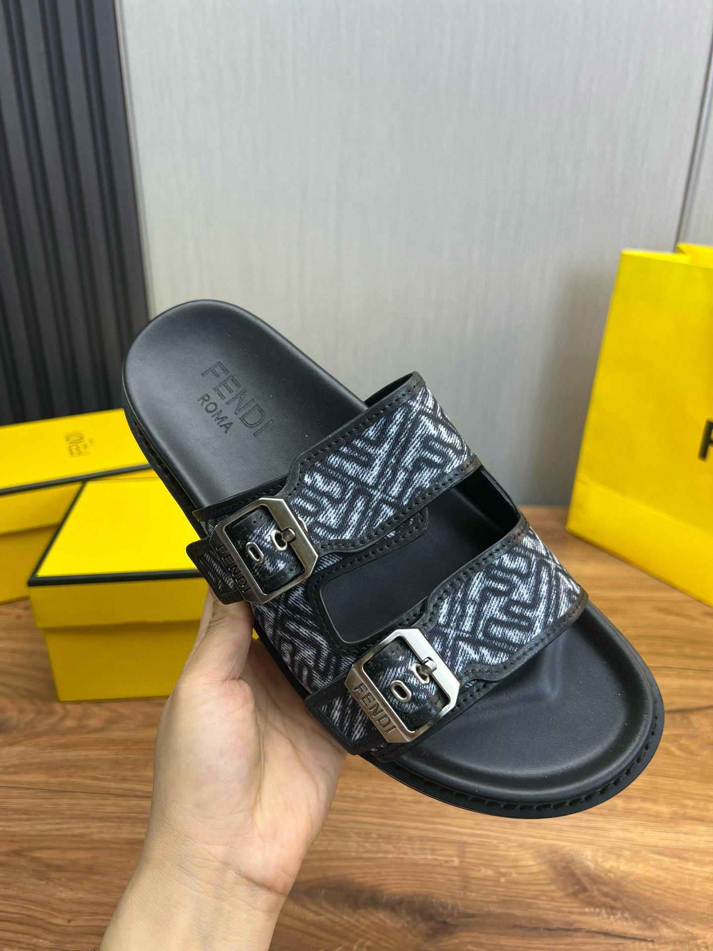 펜디 남자 슬리퍼
