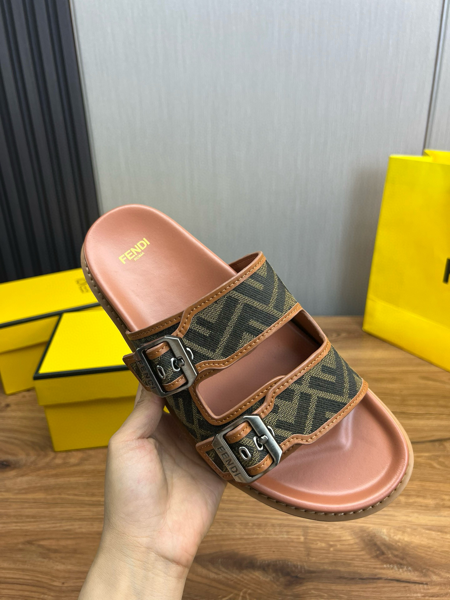 펜디 남자 슬리퍼