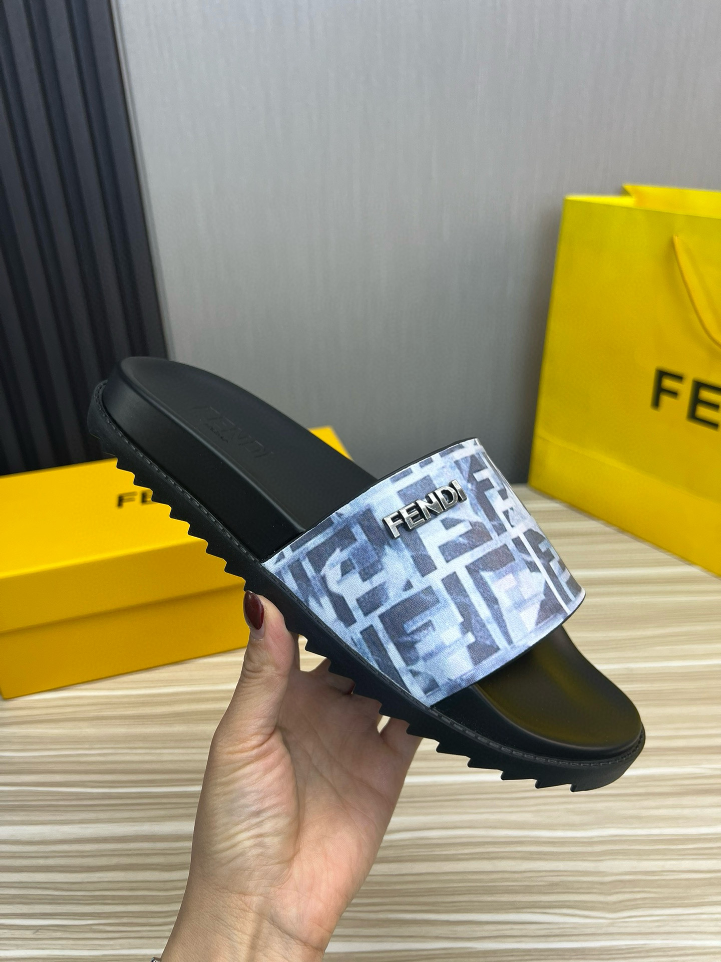 펜디 남자 슬리퍼