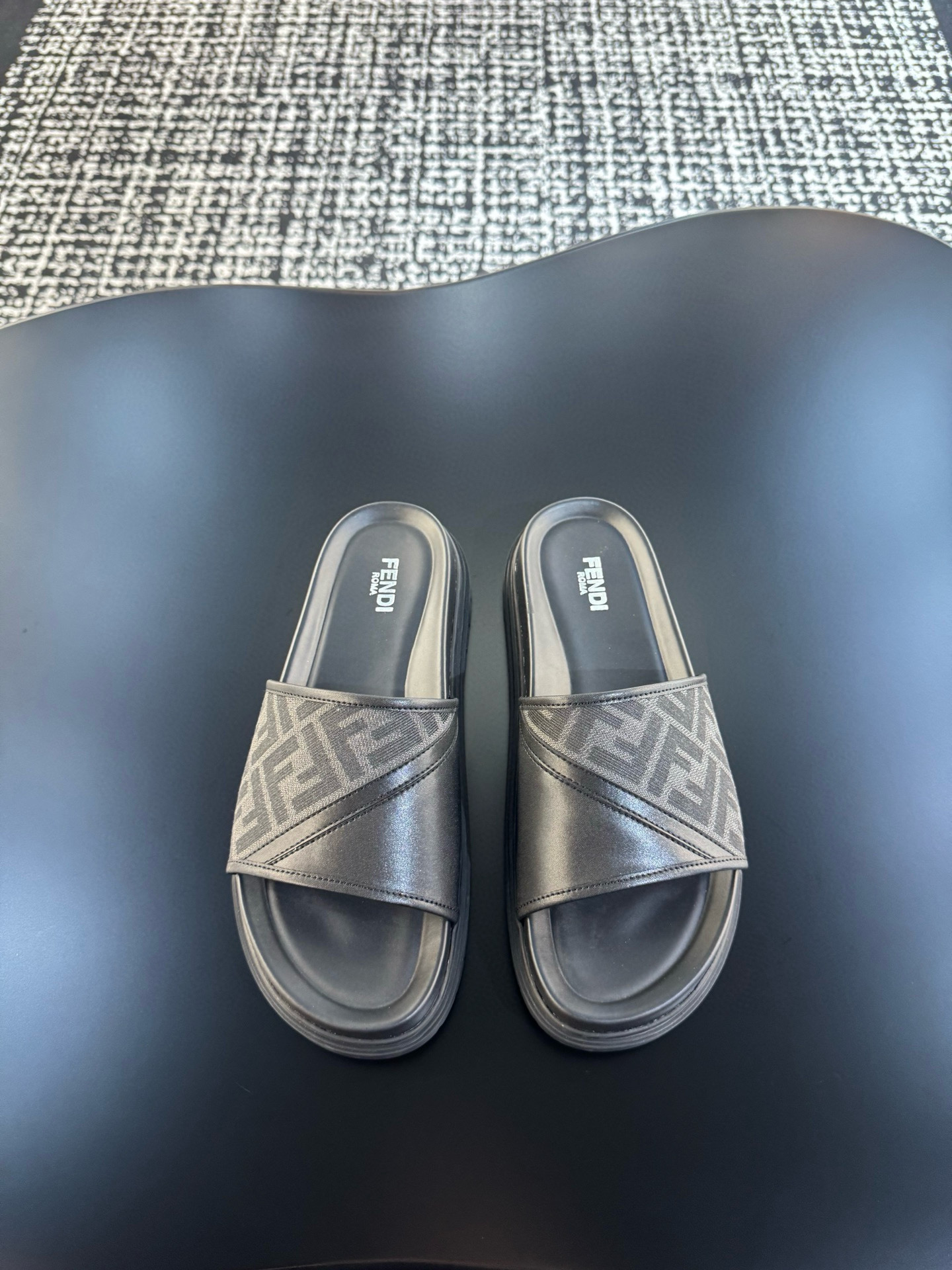 펜디 남자 슬리퍼