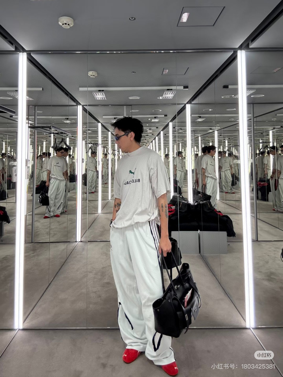 발렌시아가 남녀공용 반팔티