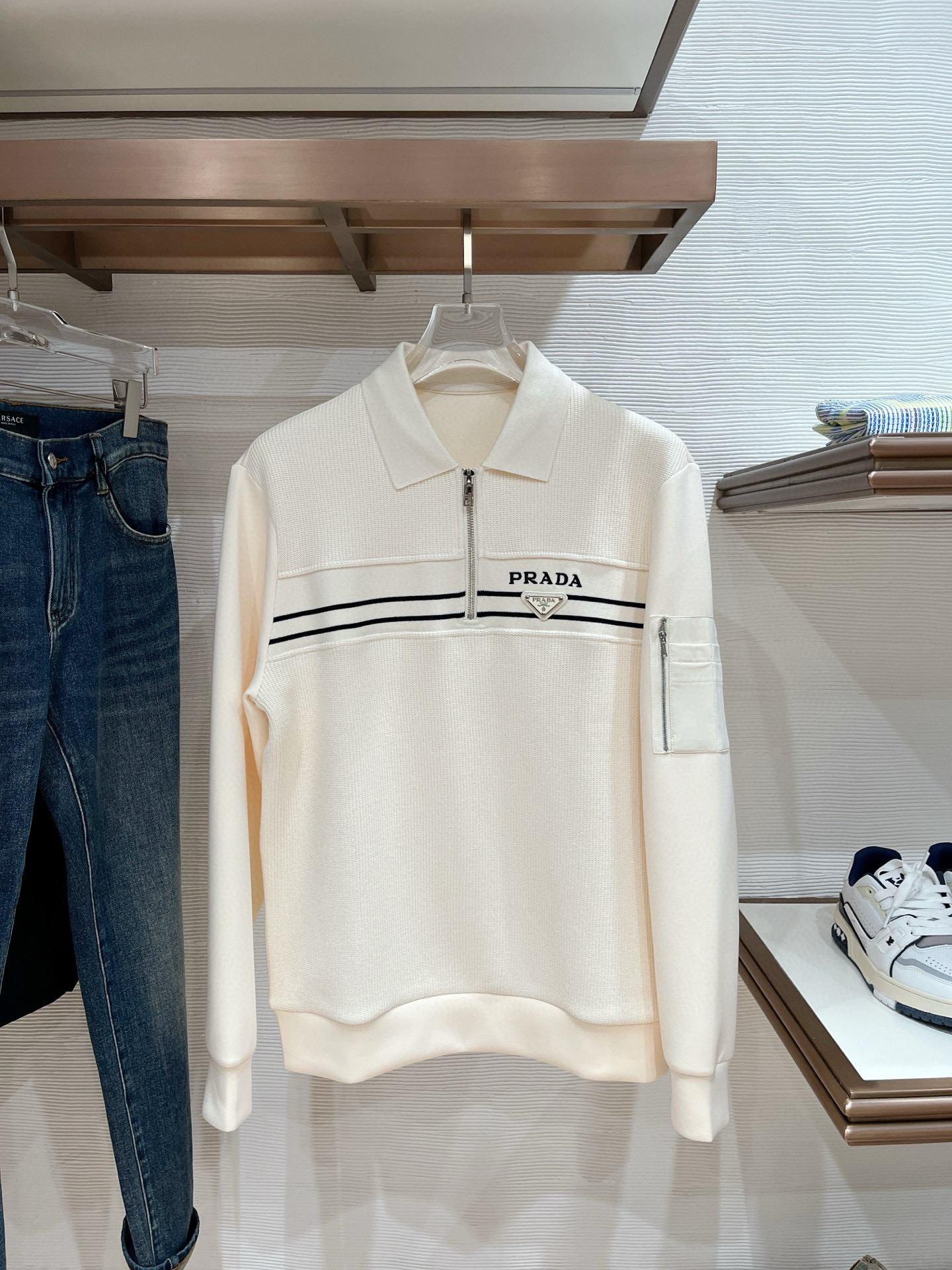 프라다 남자 맨투맨