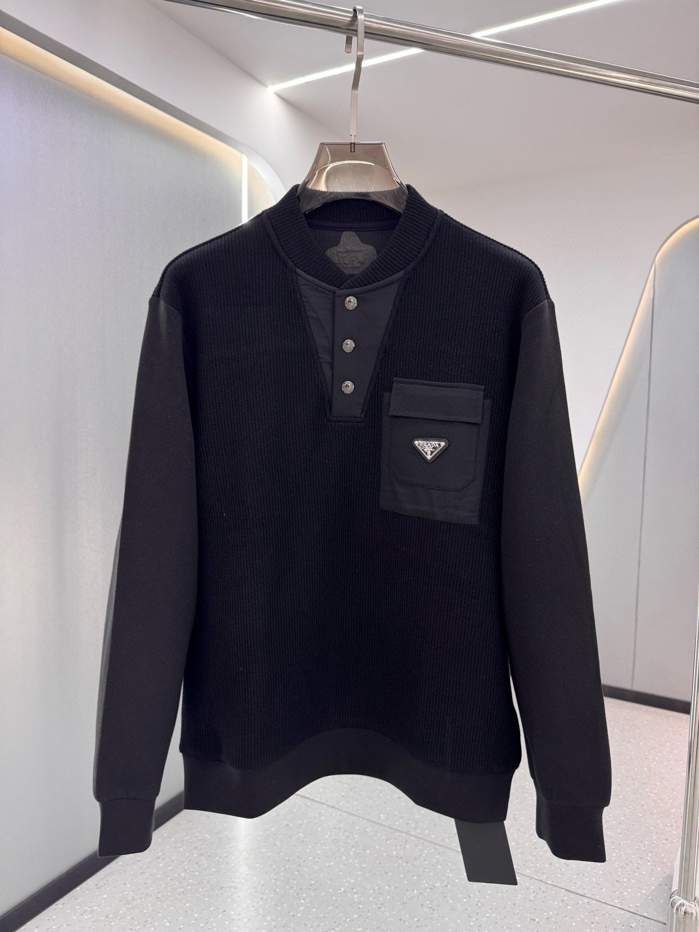 프라다 남자 맨투맨