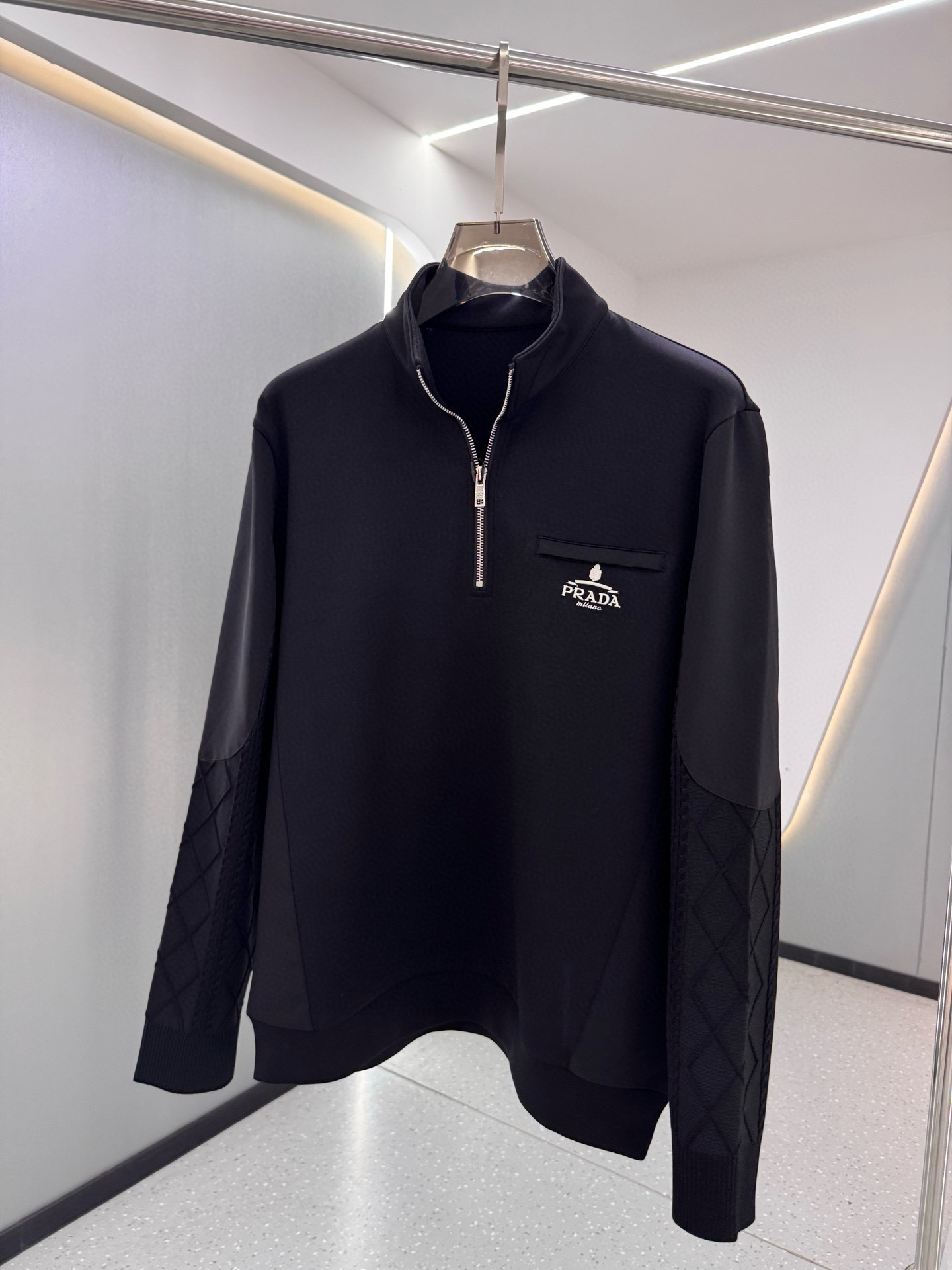 프라다 남자 맨투맨