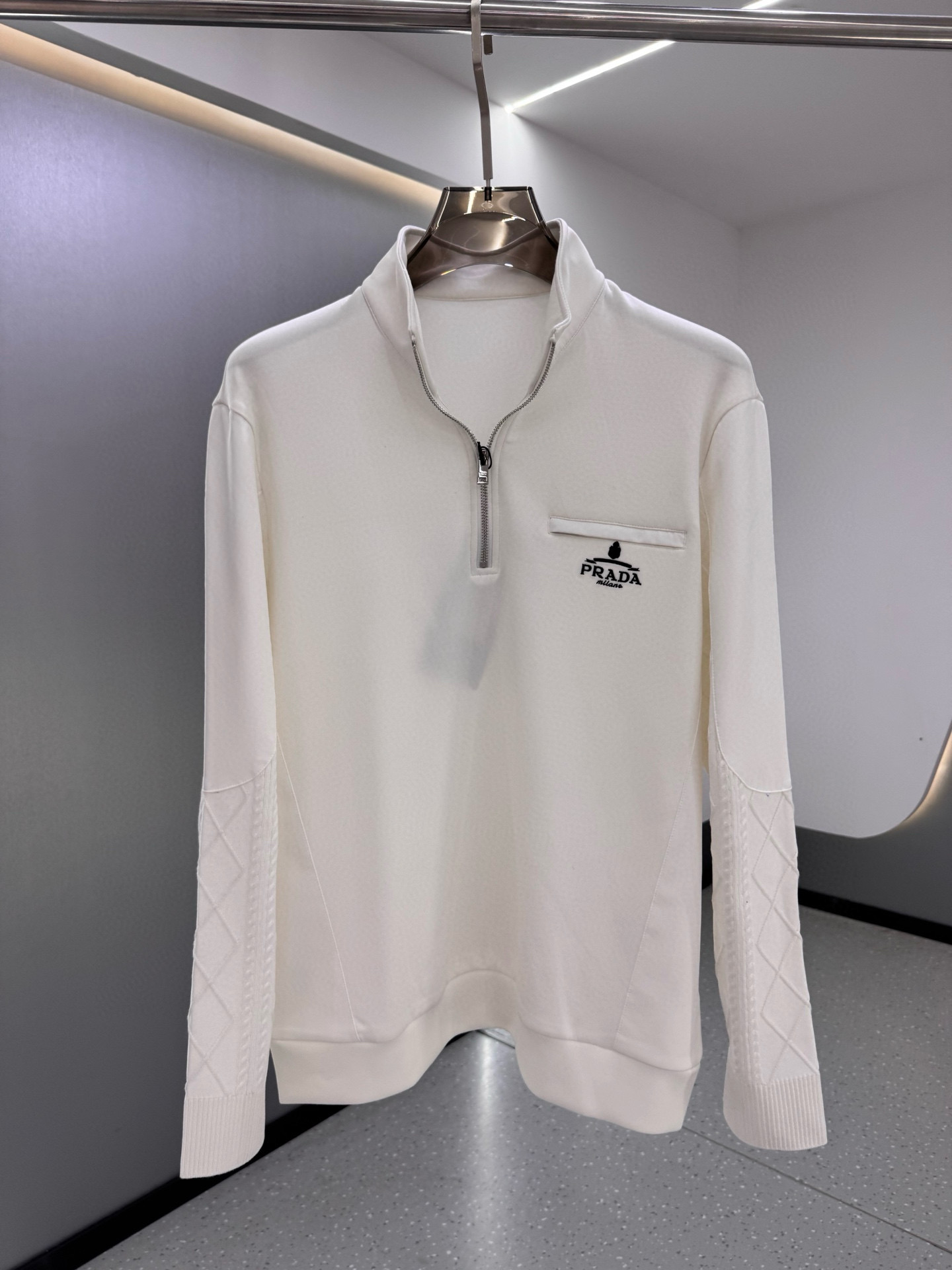 프라다 남자 맨투맨