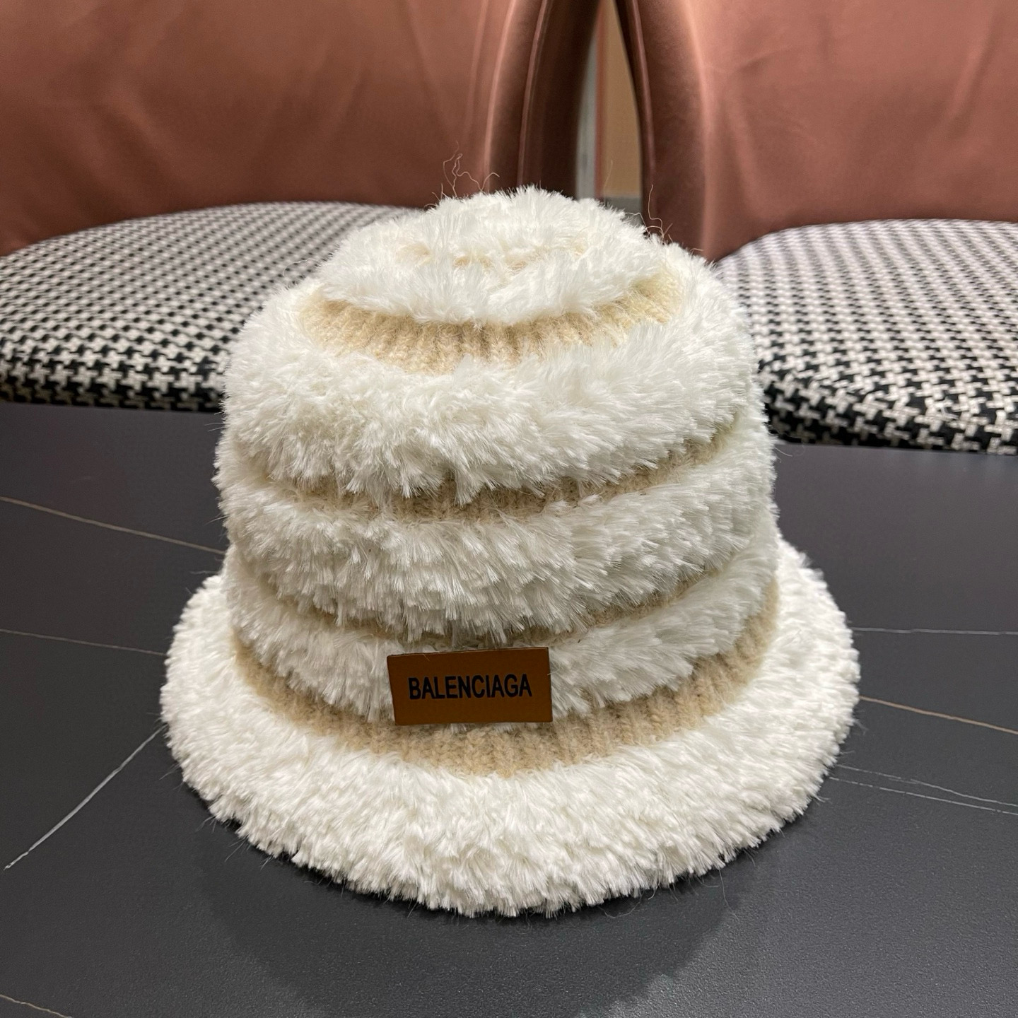 발렌시아가 겨울 모자