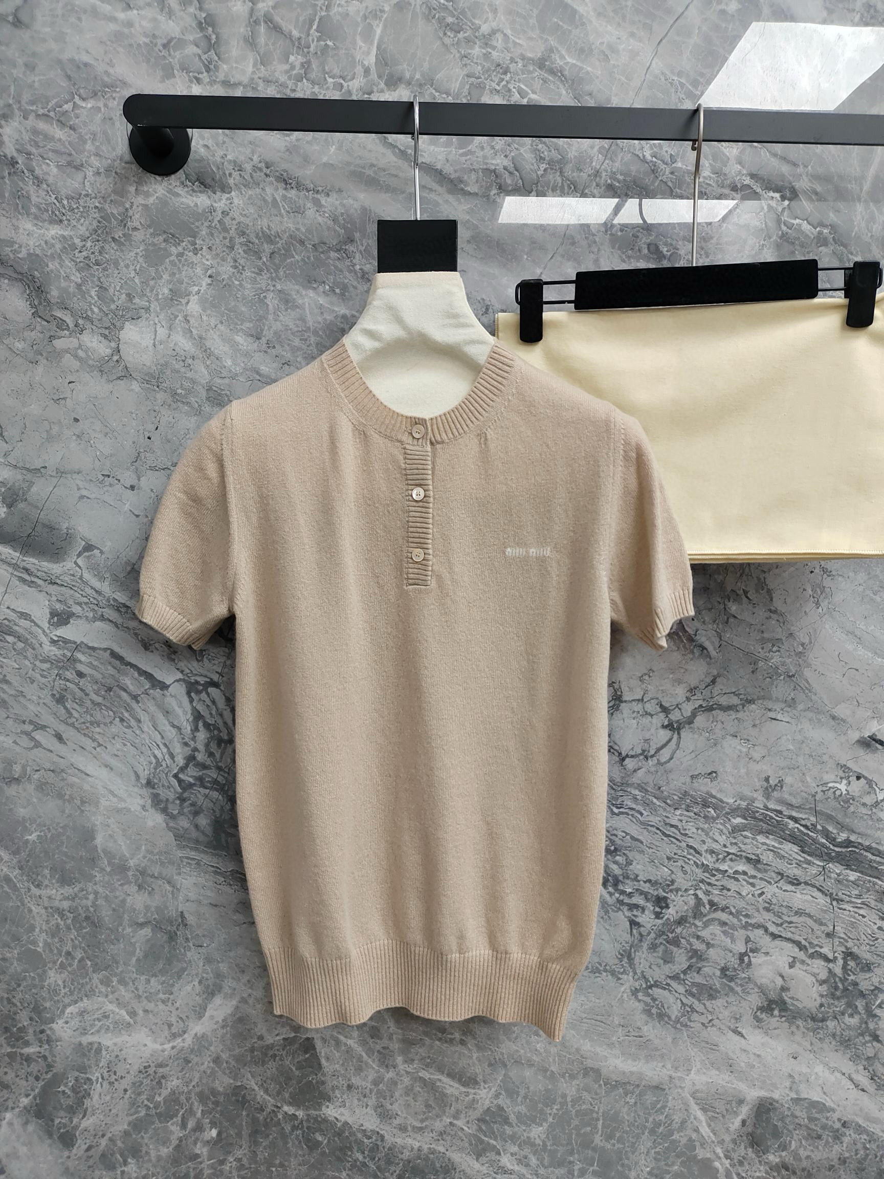 미우미우 여자 반팔