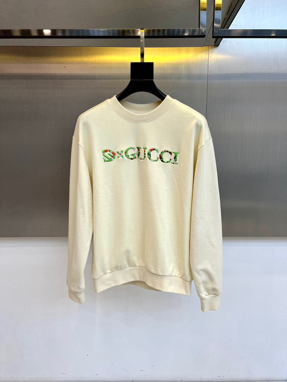 구찌 남자 맨투맨